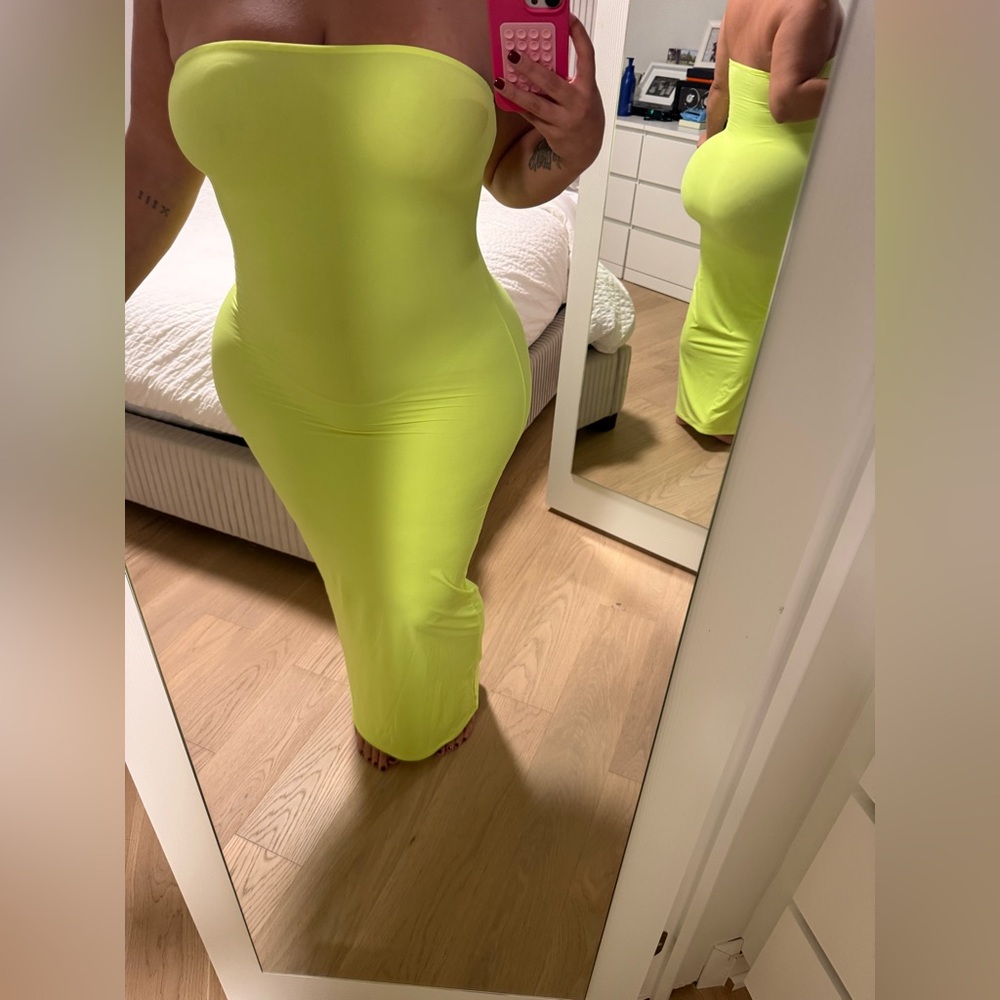 Skims fits everybody tube dress in green highlighter - Picture 5 of 6